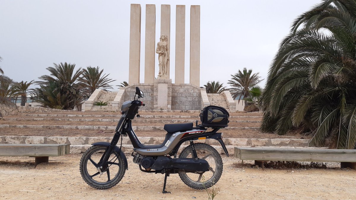 Deiotarus's tweet photo. Monumento a los Caídos de la Vega Baja... Donde una Bye Bike te lleve...

#deiotarus #riejubyebike #ciclomotor #50cc https://t.co/e6OTznVtGb