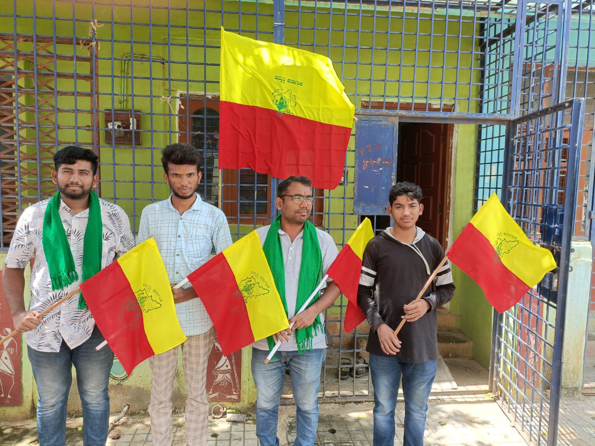 Gnanasindhus's tweet photo. ಕರ್ನಾಟಕ ರಾಜ್ಯ ಭಾರತ ಒಕ್ಕೂಟ ರಾಷ್ಟ್ರದ ಒಂದು ಸ್ವಾತಂತ್ರ್ಯ ರಾಜ್ಯ
ನಾವು ನಮ್ಮದೆ ಭಾವುಟ ಹೊಂದಲು ಯಾವ ದೊಣ್ಣೆ ನಾಯಕರ ಅಪ್ಪಣೆ ಬೇಕಿಲ್ಲ..
#ನುಡಿಕನ್ನಡ
#ಸಿರಿಕನ್ನಡ
#ಜೈಕರ್ನಾಟಕ
#MyStateMyflag https://t.co/VwOsSGdcRR