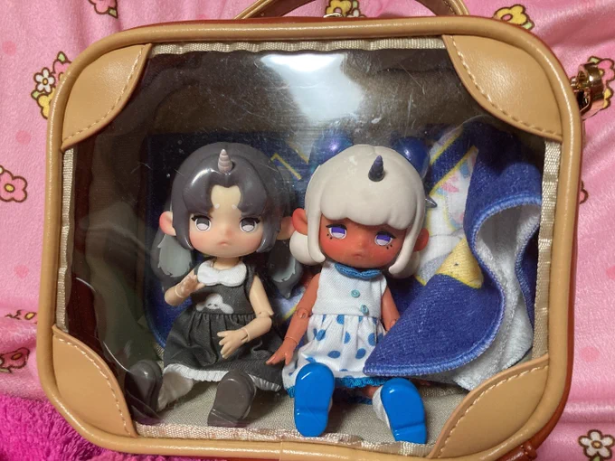 アンティーユちゃんとねんどろどーるのおでかけに使ってるのはコアデさんの「2WAYトランク風デコポーチ」短い紐とショルダー紐付きで反対側もかわよい大体3体まで入って大層オススメなのじゃが、どうやら販売終了してるみたいなんですよね #アンティーユ #ANTU自然の秘境 