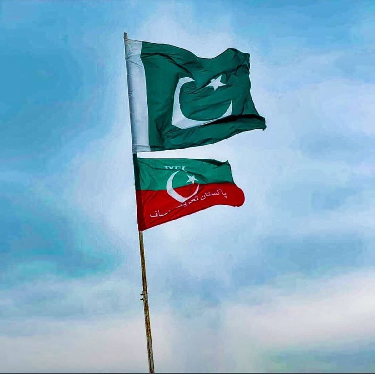iamnasohail's tweet photo. It's a war between honesty and corruption, fortunately our leader @ImranKhanPTI will win it for us💚🇵🇰
#حقیقی_آزادی_جلسہ https://t.co/UkP3fRUO0d