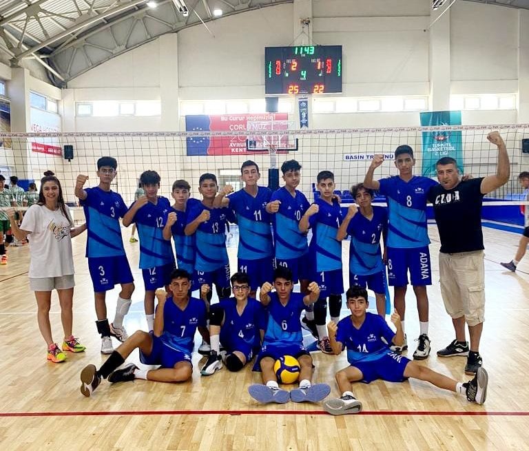 GSB_Adana's tweet photo. Tekirdağ'da yapılan Anadolu Yıldızlar Ligi Voleybol Türkiye Finallerine, Gümüşhane galibiyeti ile başlayan Adana Voleybol takımımızı tebrik ediyor, kalan maçlarda başarılar diliyoruz. @analigsb https://t.co/HRM069m1Ut