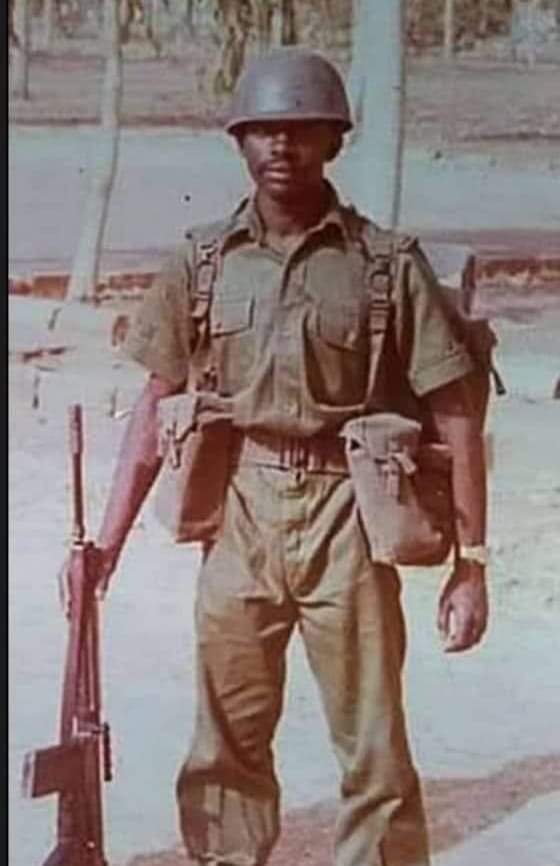 ELBADO426's tweet photo. An old pic of a  popular Nigerian no one can identify https://t.co/rcfgY2B9qe