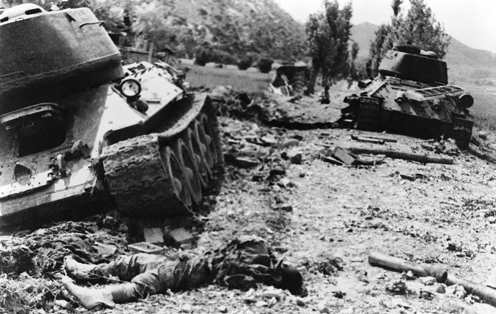 LRonLacy's tweet photo. #OTD in 1950
โA North Korean tankman lies dead on ground (lower left) amid knocked-out tanks on August 13, 1950 in Indong, Korea, North of Waegwan, after South Korean attack.โ (AP Photo)
#tankwarfare #KoreanWar #Indong #Waegwan #tanks https://t.co/pRAcN3S3mf