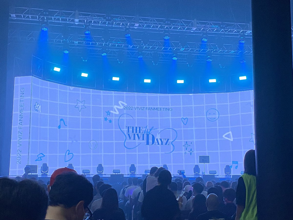 realryanlulz's tweet photo. T-10 minutes!
#VIVIZ #The_1st_Vivid_Dayz #GFRIEND https://t.co/jVaU0ubgc5