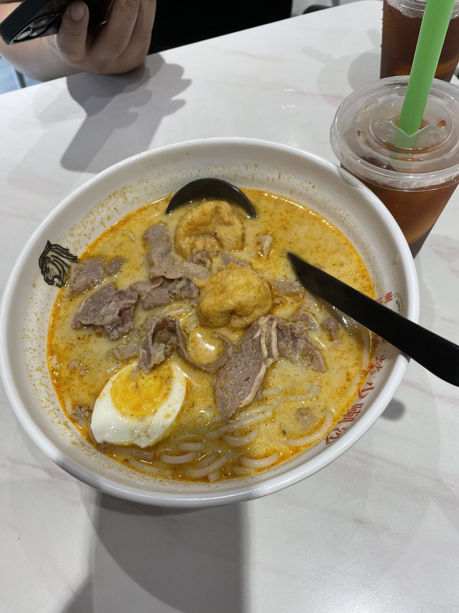 LabNotedaily's tweet photo. 今日有事去屯門，順手行下覓食
記得有同路人講過屯門有間 #榮少喇沙 幾好
就去咗試
位置係屯門時代廣場外圍
店面不大，冷氣唔算涼
不過佢既喇沙就比 #南香雞飯 或者 #蘇媽
更重味更香
真係比較上嚟係好食
可惜就係無咖央多
 不過都值得再去😋 https://t.co/3MML3WfTWW
