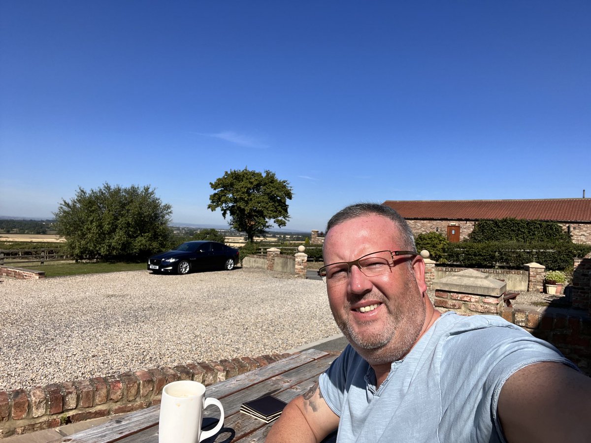 Wishing you a very good morning from the stunningly beautiful ⁦<a href="/ThiefHole/">Jessica Barker</a>⁩ in #NorthYorkshire #Yorkshire between #Thirsk &amp; #Northallerton ….. off to ⁦<a href="/RiponRaces/">Ripon Races</a>⁩ this afternoon to try back a winner !! 🐎🤞🙏 ….Happy Saturday to everyone x