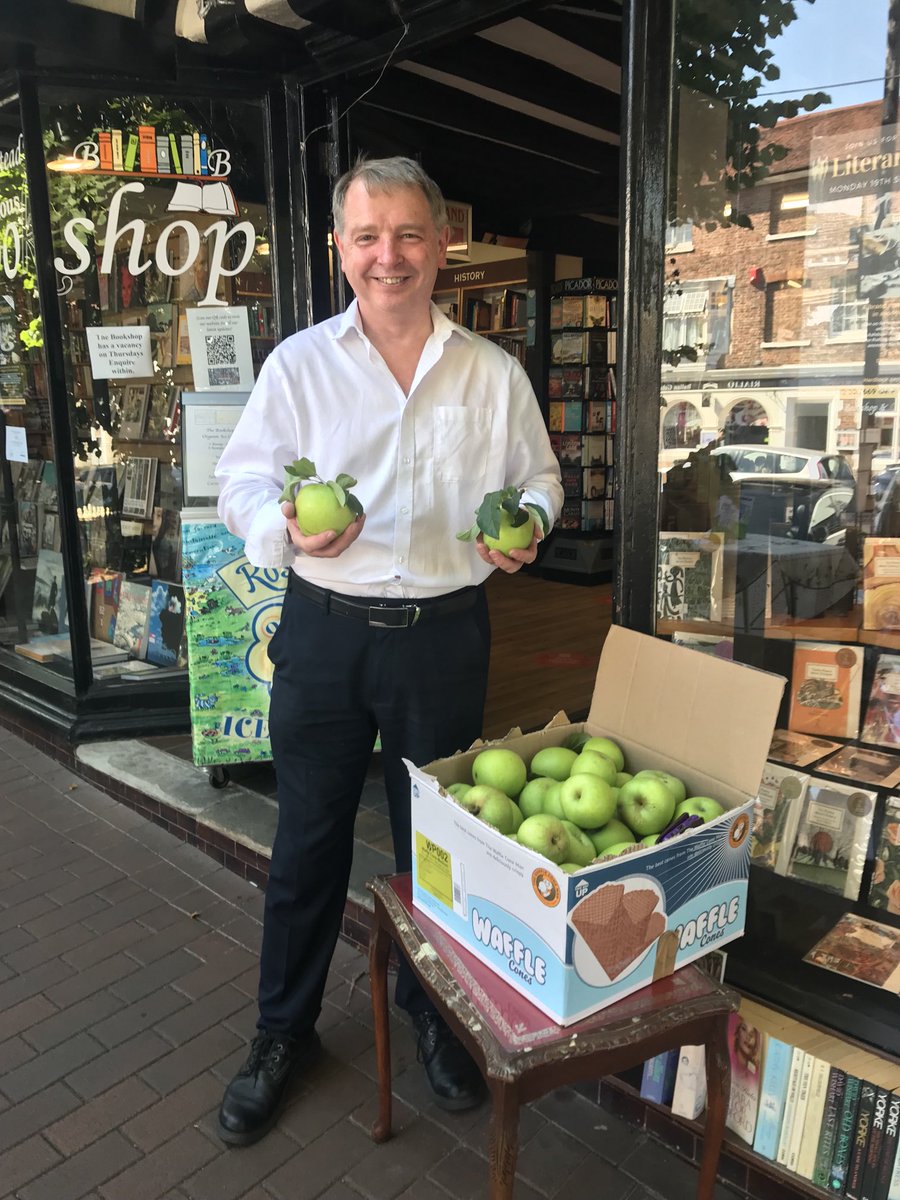 John Pye has his hands full. Free apples from The Bookshop this Saturday morning. Fresh from East Grinstead’s portlands thanks to ⁦<a href="/mr_bonxie/">Bonx Trigwell</a>⁩