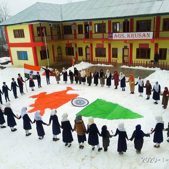 RadioChinar's tweet photo. Historical plays on National &amp; Local Heroes were played across Army Goodwill Schools in the valley as part of #AzadiKaAmritMahotsav. These plays focused on the lives &amp; sacrifices made by them towards the freedom struggle &amp; benefits which are being reaped by present generation. https://t.co/KtRvZhsOPz