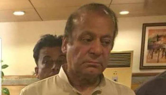 umair_t2's tweet photo. بیگم کلثوم کی وفات کیبعد، نیب میں پیشی پرمیاں صاحب کاغمگین چہرہ اور #FitnaChannelARY پربیٹھے بھیڑیوں کے قہقہے قوم کویادہیں-
ایک بیگناہ شخص کےٹوٹے دل سے آواز نکلی "میں اپنا معاملہ اللہ پر چھوڑتا ھوں"- آج وہ تمام بھیڑئےبھیگی بلی بنےہیں
#توہین_پرچم_نامنطور https://t.co/fBTuiluAoU