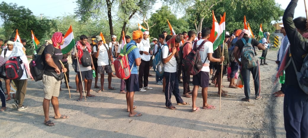 75 साल में भी युवा और किसान इतना अपने हक्क के लिए रास्तो पर नहीं आया होगा जितना 10 साल में <a href="/narendramodi/">Narendra Modi</a> जी के शासन काल में आ रहा. @SSCGD_STUDENT <a href="/sheshnojha/">Shesh Narayan Ojha</a> <a href="/TNNavbharat/">Times Now Navbharat</a> <a href="/raksha_s27/">Raksha</a> <a href="/hrishirajanand_/">Hrishi Raj Anand</a> @brajeshabpnews
<a href="/ABPNews/">ABP News</a> <a href="/ndtv/">NDTV</a> #SSCGD2018_नागपुर_से_दिल्ली_पैदल_मार्च