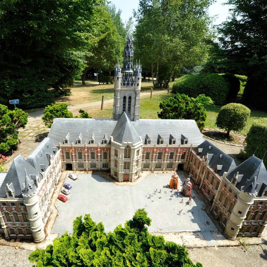 FranceMiniature's tweet photo. Quoi de prévu pour ce week-end prolongé ? 
Visiter la France ? 💁😉

#weekendprolongé  #vacancesenfrance #15aout  #Chenonceau #Stropez #Savoie #Douai https://t.co/TyyPaU2emq
