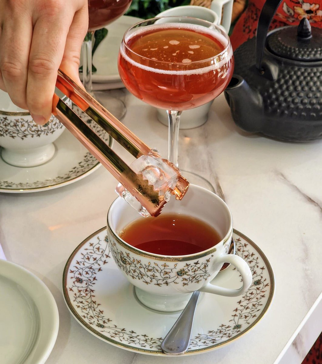 theginkitchen's tweet photo. Lapsang Soochong Negroni

• 25 ml Gutsy Monkey Winter Gin 
• 25 ml Lapsang Soochong syrup
• 25 ml Campari
• 25 ml Antica Formula

- Stir in a Japanese mixing glass with ice and strain into a teapot.
- Serve with tea cups, ice cubes in a sugar bowl and soda in a milk jug. https://t.co/KL6TeE8Zmg