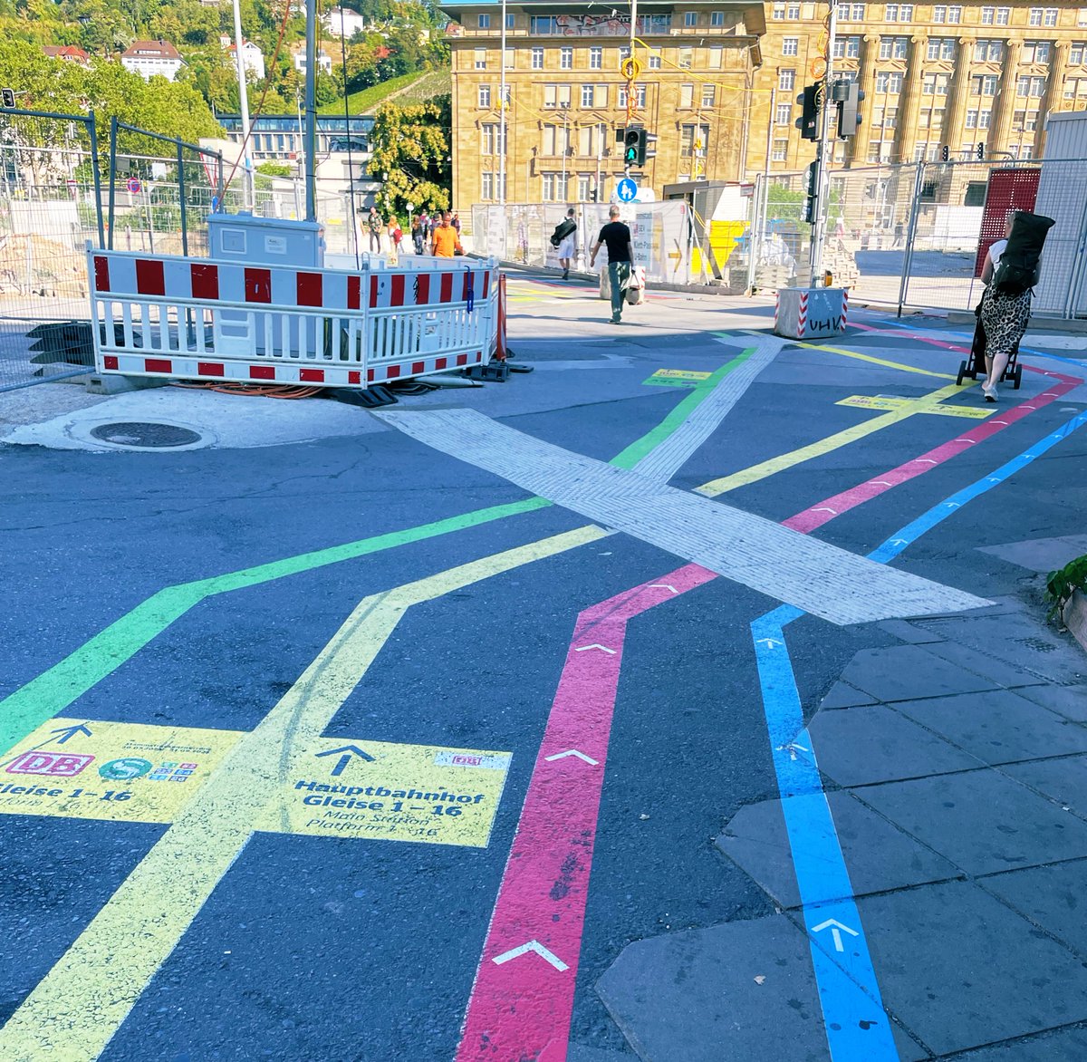 JanGeorgPlavec's tweet photo. Sogenannte Wegführung am Hauptbahnhof Stuttgart

#S21 #Bahn https://t.co/5RbOU8kCqH