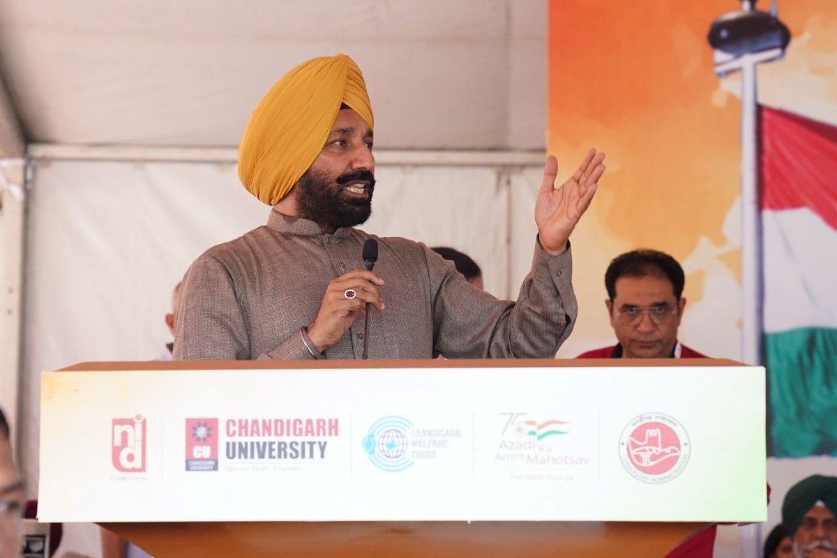 Chandigarh_uni's tweet photo. Felicitations!

Our splendid teamwork and coordination saw CU &amp; @NID_Foundation creating the Guinness World Records Title for the Largest Human Image of a Waving Flag! With a count of 5885 participants, we officially created the new record in Guinness World Records. https://t.co/bJQefsQ79G