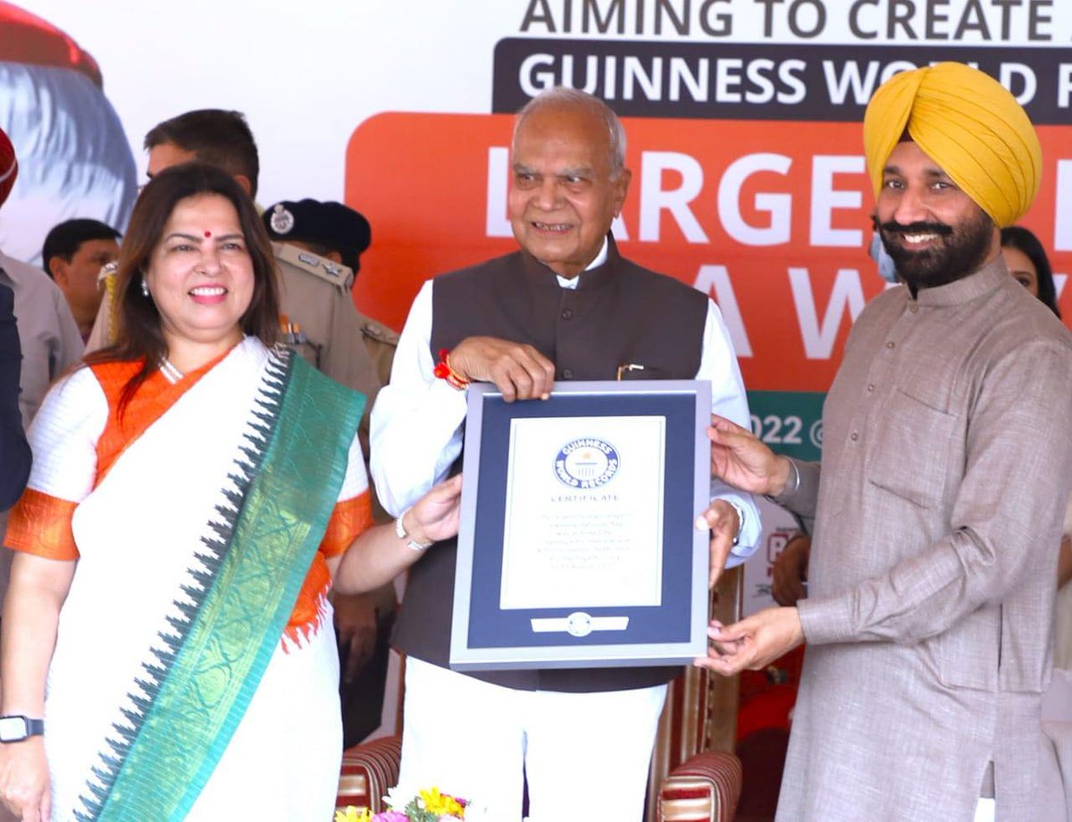 Chandigarh_uni's tweet photo. Felicitations!

Our splendid teamwork and coordination saw CU &amp; @NID_Foundation creating the Guinness World Records Title for the Largest Human Image of a Waving Flag! With a count of 5885 participants, we officially created the new record in Guinness World Records. https://t.co/bJQefsQ79G