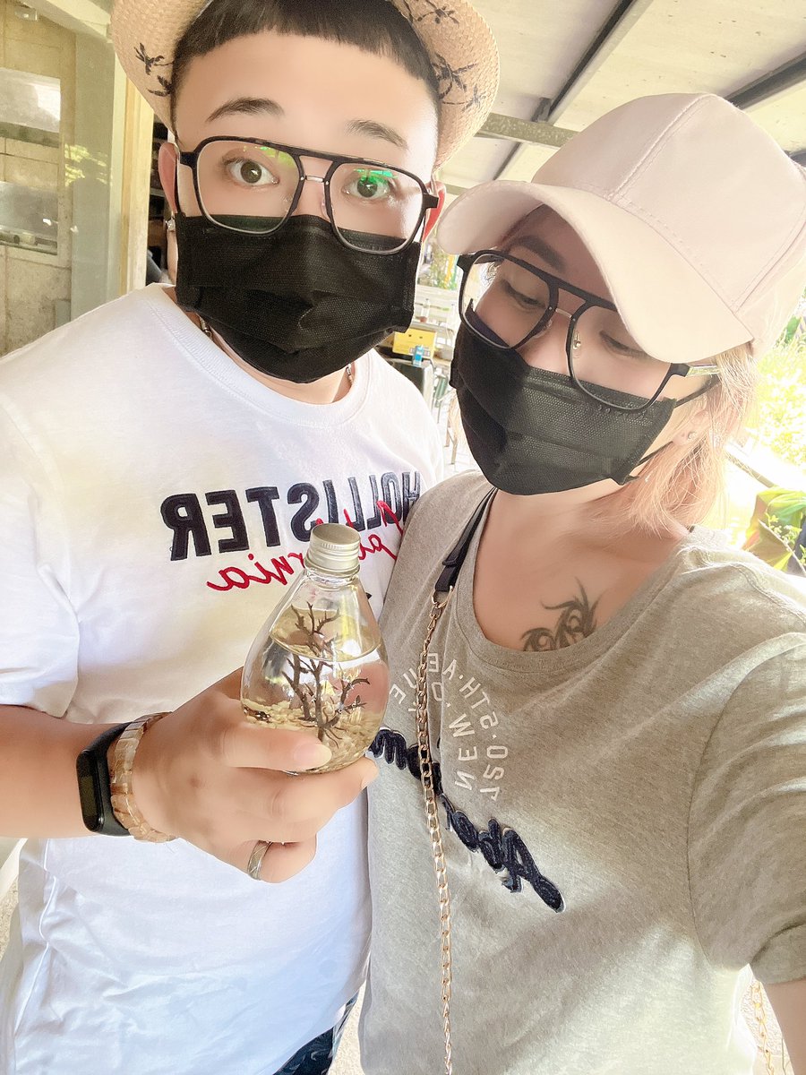 宜蘭輕旅行最終站，男友為我製作一份禮物🎁，最特別是瓶內有一隻小蝦蝦，居然回去不用餵食、換水，需要的是光照利用燈光產生水藻變成蝦蝦的食物行成瓶內食物鏈⋯⋯超特別可以養兩三年，最久14年超神奇😆。
#宜蘭勝洋休閒農場 https://t.co/RLndKD7ZXE