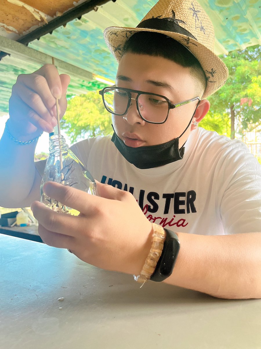 宜蘭輕旅行最終站，男友為我製作一份禮物🎁，最特別是瓶內有一隻小蝦蝦，居然回去不用餵食、換水，需要的是光照利用燈光產生水藻變成蝦蝦的食物行成瓶內食物鏈⋯⋯超特別可以養兩三年，最久14年超神奇😆。
#宜蘭勝洋休閒農場 https://t.co/RLndKD7ZXE