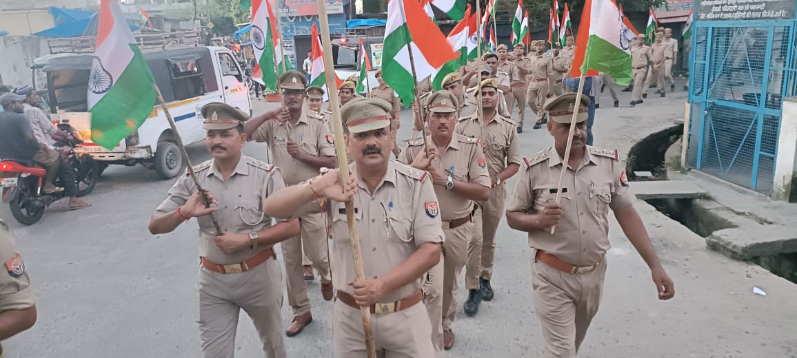 pilibhitpolice's tweet photo. #आज़ादी_का_अमृत_महोत्सव के दृष्टिगत पुलिस अधीक्षक @pilibhitpolice के निर्देशन में आजादी की 75वीं वर्षगांठ के उपलक्ष्य में थाना पूरनपुर पुलिस द्वारा #तिरंगायात्रा का आयोजन किया गया।
#AmritMahotsav
#UPPolice 
#UPPForTiranga 
#HarGharTiranga https://t.co/EMg3xNZziV
