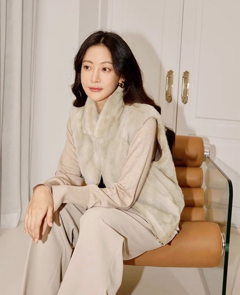 ohvelybr's tweet photo. 『📸 Yeon Seo x #GeorgesRech collection 2022. https://t.co/fr7a14wMEW