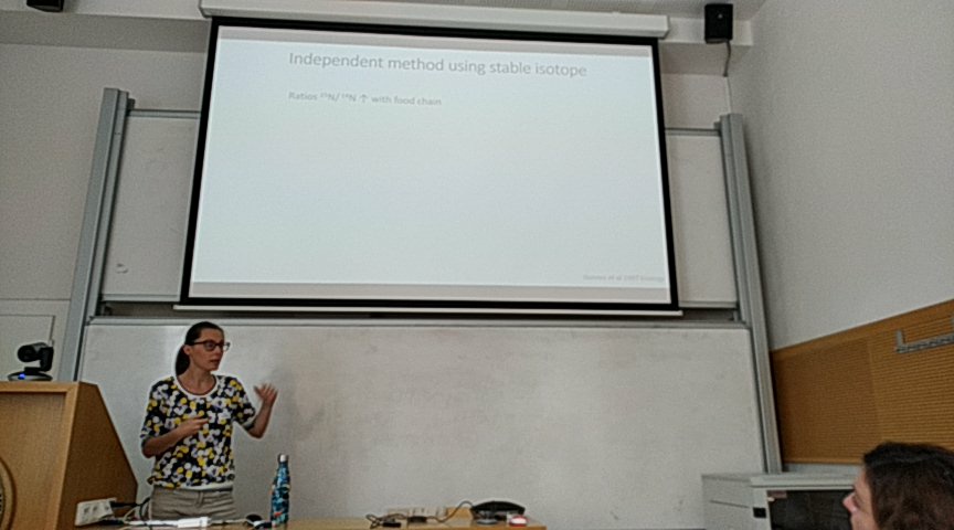 Dros_EU's tweet photo. Fanny Cavigliasso from @DEE_UNIL on adaptation to nutrition shortage using experimental evolution and targeted metabolomics in fruitfly larvae https://t.co/vDsiIr2eHt
