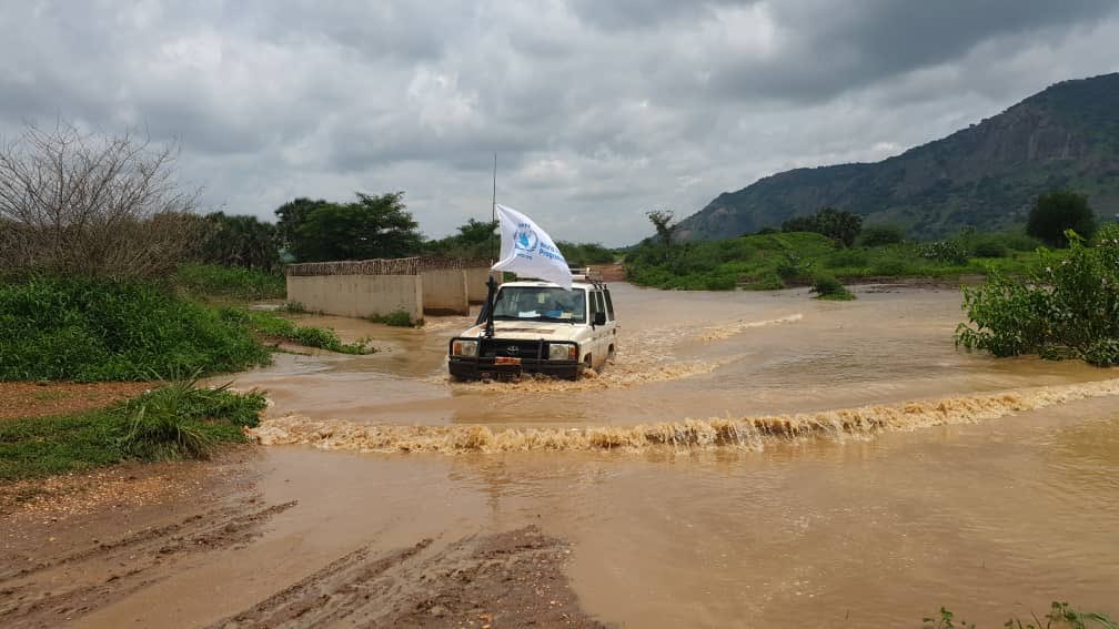 Peterjaipur's tweet image. Trained ⁦@WFP_Sudan⁩ drivers wading through water to make sure Team reaches to manage the much needed food when it gets to #Kauda . ( competition to #Sherp !! ) . ⁦@WFPChief⁩ ⁦@WFP_Media⁩ ⁦@PhiriTomson⁩ #Sudan