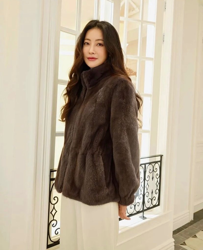 ohvelybr's tweet photo. 『📸 Yeon Seo x #GeorgesRech collection 2022. https://t.co/lzHS1yEbH9