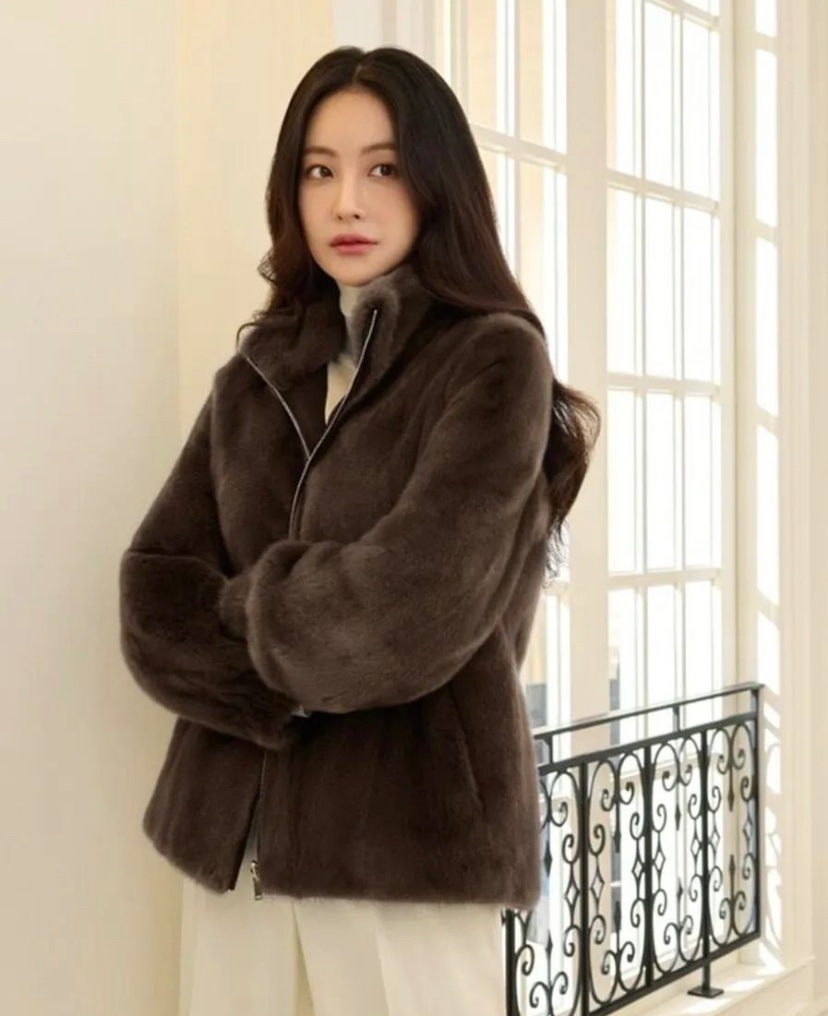 ohvelybr's tweet photo. 『📸 Yeon Seo x #GeorgesRech collection 2022. https://t.co/lzHS1yEbH9