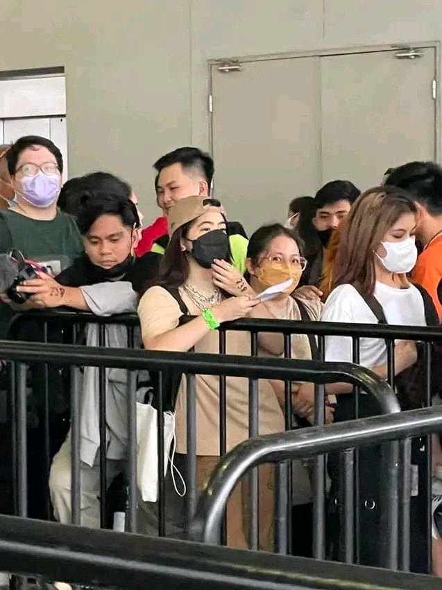 HyungKai_03's tweet photo. I love how Niana Guerrero patiently waiting in line for Billie Eilish... As she should! sana lahat ng influencer ganyan diba unlike kay kneecole c/a/l/u/a/g.
#BillieEilishMNL #HappierThanEverMNL https://t.co/mXaSzGcgKx
