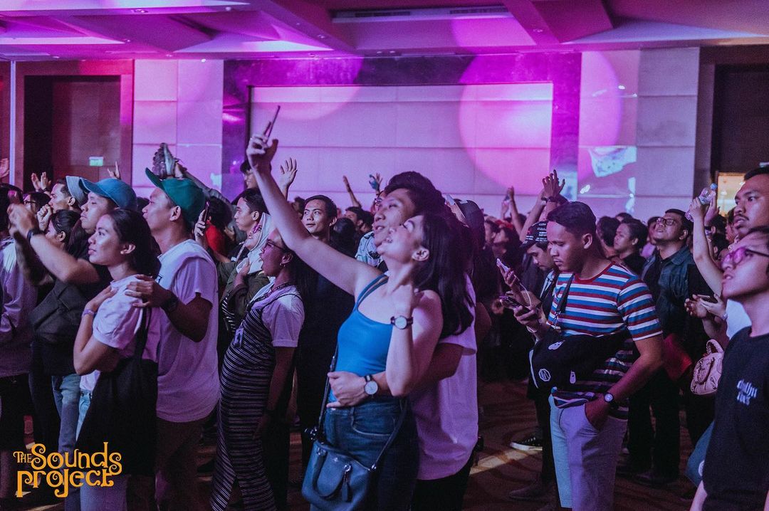 soundsproject_'s tweet photo. Ada yang pergi bareng bestie, ada yang pergi bareng ayang. Kalau kamu, pergi bareng siapa?

Buat yang belum punya barengan, yuk reply tweet ini! Siapa tau malah dapet jodoh dari The Sounds Project. 🤩 https://t.co/MX1cLvipXS