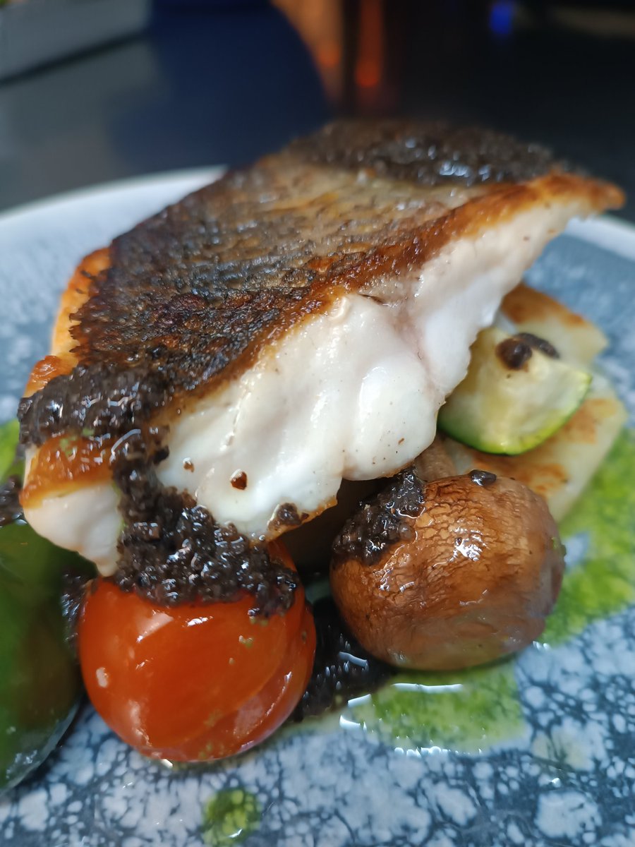 SadollRest's tweet photo. Suprema de llobarro amb vinagreta de tòfona negra.
🐟🐟🐟🪨🪨🪨
Suprema de lubina con vinagreta de trufa negra. 
#llobarro #lubina #pescadodeldia #peixdeldia #tofona #trufa https://t.co/6OFLv79C61