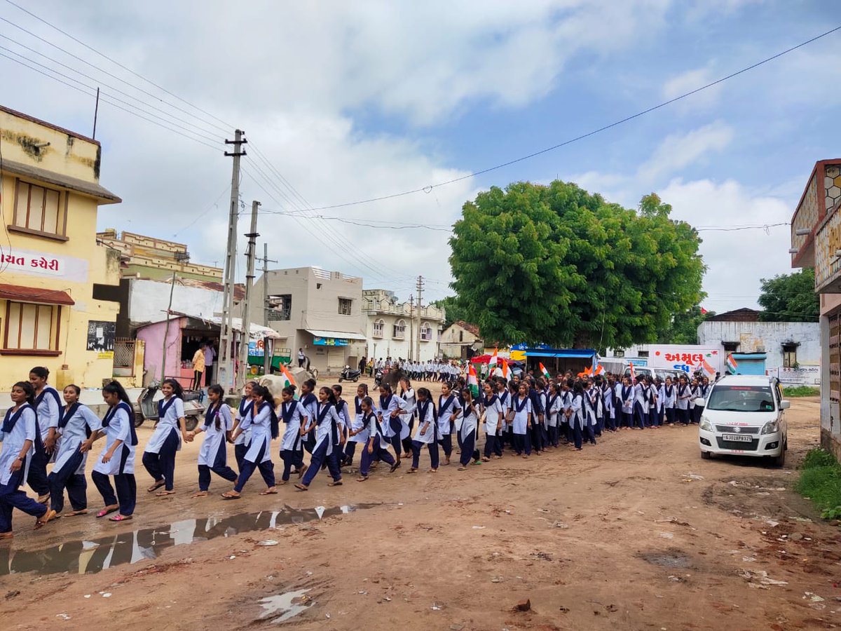 srpf15's tweet photo. આજરોજ તા.૧૩/૦૮/૨૦૨૨ ના રોજ રા.અ.પો.દળ. જુથ-૧૫  મહેસાણા ના અધિકારી/કર્મચારી દ્વારા  ગ્રામદત્તક યોજના અંતર્ગત દત્તક લીધેલ સુરજ ગામમાં હર ઘર  તિરંગા તેમજ વૃક્ષારોપણ કાર્યક્રમનું સુંદર આયોજન કરવામાં આવેલ. https://t.co/pZky3CJ0Oc