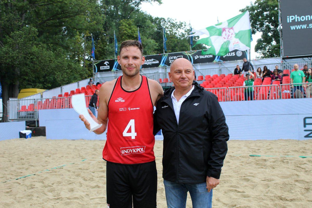 azs_olsztyn's tweet photo. W gorącym słońcu oraz przy sporej ulewie - @SSPS_AZS wielkie dzięki za doping w Krakowie 💚 Do zobaczenia w hali 💪 https://t.co/KOeRPqbeBL
