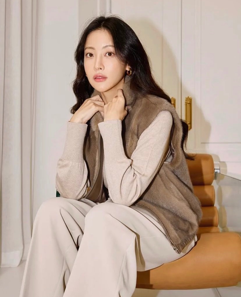 ohvelybr's tweet photo. 『📸 Yeon Seo x #GeorgesRech collection 2022. https://t.co/hIUGlJw3k7