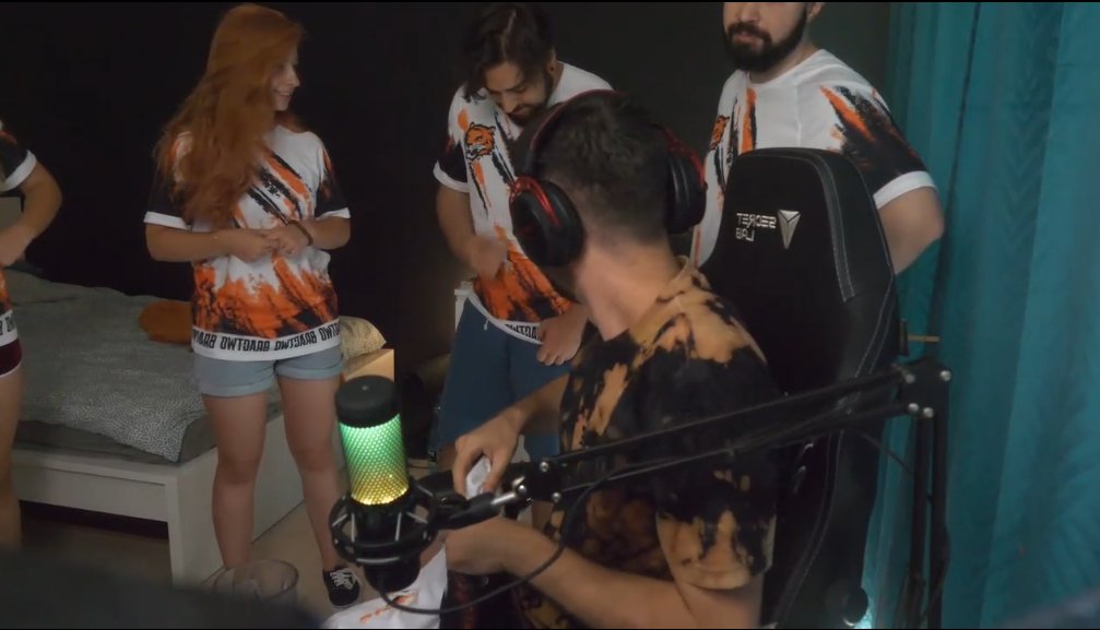 Fonaztie tweet media