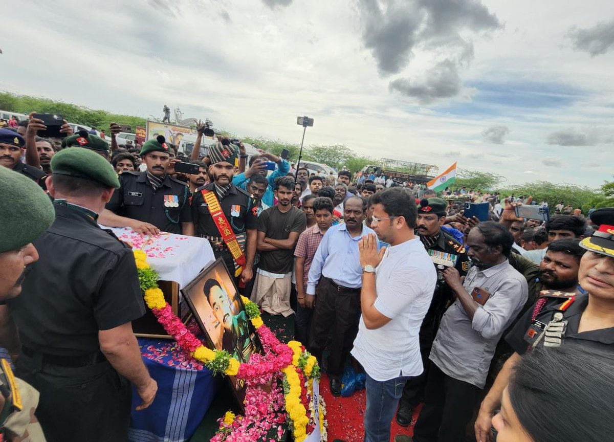 Gayatri_Raguram's tweet photo. "A hero is someone who has given his or her life to something bigger than oneself." Attended Last rites of martyred soldier Lakshmanan at native village Madurai District. .@blsanthosh @JPNadda @PMOIndia @annamalai_k .@cibi_cm @palanivelmuna @PrithviKsamy. #VeeraVanakkam https://t.co/7PFjl9VhIZ
