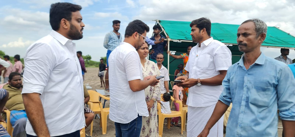 Gayatri_Raguram's tweet photo. "A hero is someone who has given his or her life to something bigger than oneself." Attended Last rites of martyred soldier Lakshmanan at native village Madurai District. .@blsanthosh @JPNadda @PMOIndia @annamalai_k .@cibi_cm @palanivelmuna @PrithviKsamy. #VeeraVanakkam https://t.co/7PFjl9VhIZ