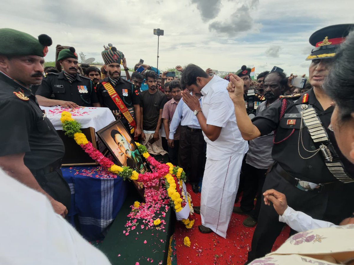 Gayatri_Raguram's tweet photo. "A hero is someone who has given his or her life to something bigger than oneself." Attended Last rites of martyred soldier Lakshmanan at native village Madurai District. .@blsanthosh @JPNadda @PMOIndia @annamalai_k .@cibi_cm @palanivelmuna @PrithviKsamy. #VeeraVanakkam https://t.co/7PFjl9VhIZ