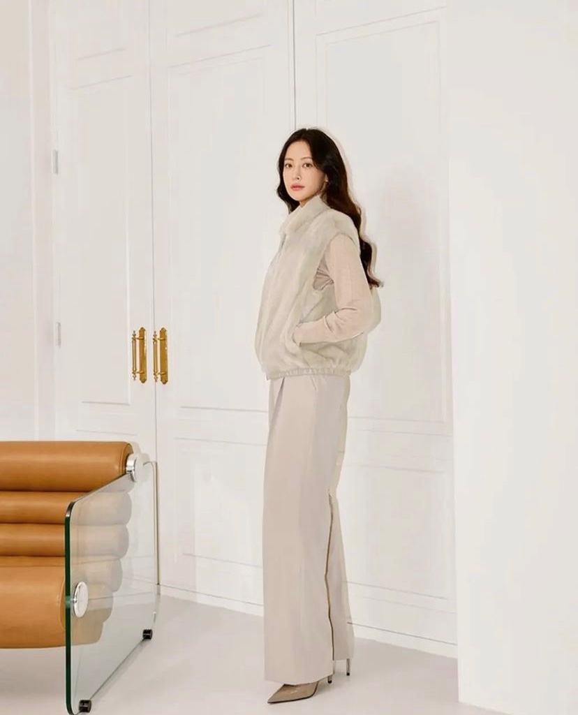 ohvelybr's tweet photo. 『📸 Yeon Seo x #GeorgesRech collection 2022. https://t.co/yzzb8iz3Qz