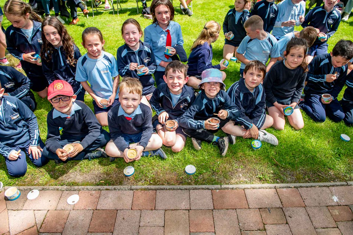 B_V_O_F's tweet photo. Summer recital time 🎹🎼 🍦☀️ 
Young #DiscoverOpera fans showed their appreciation for Baldwin's Farmhouse Ice Cream in Lismore's Millennium Park 🍦☀️ @MGWaterford https://t.co/99zjTPcKWj 
📷 Ed Guiry
#BVOF2022 #BVOFOpenAir ##BVOFRecitals #summerfun 🍦 https://t.co/GlNNfmvQot