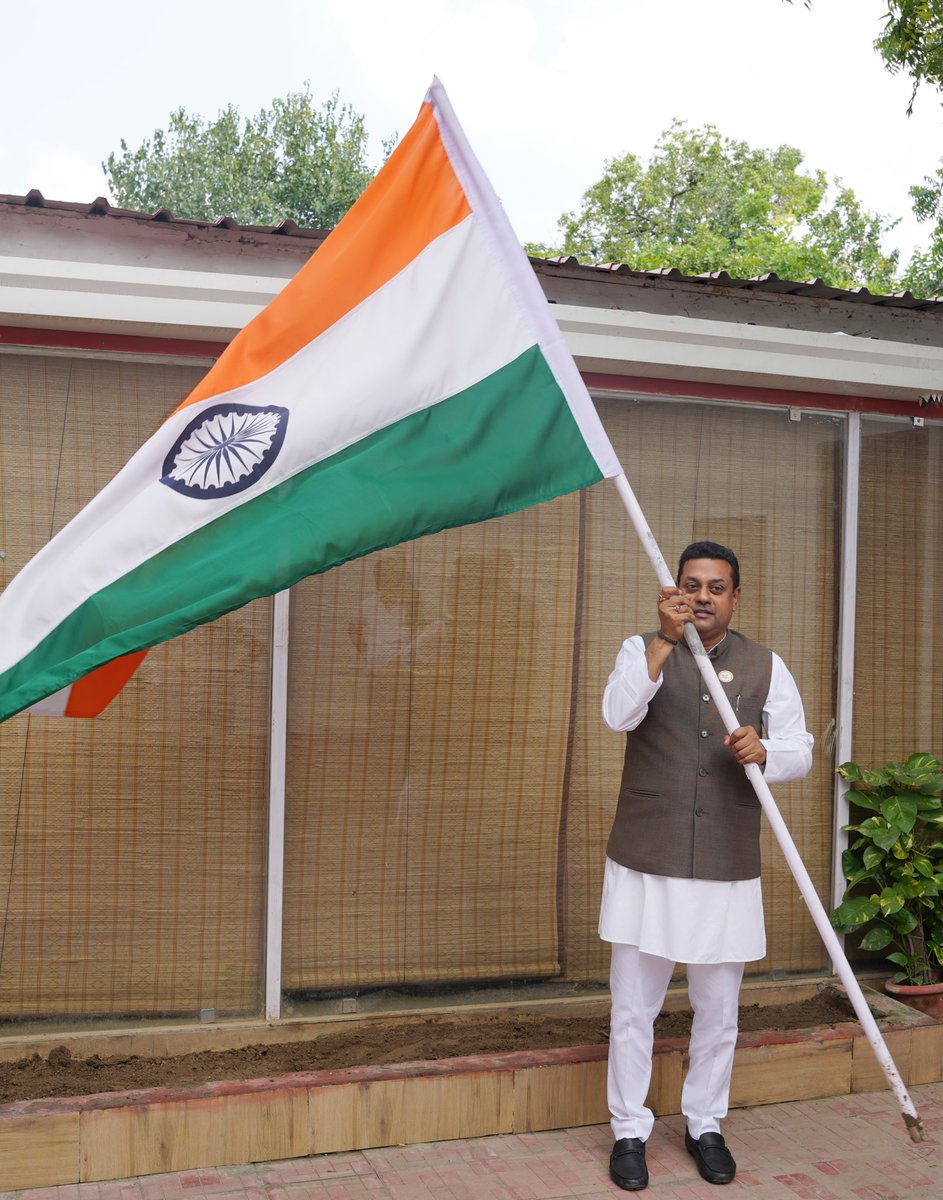 sambitswaraj's tweet photo. आइए आजादी का अमृत महोत्सव मनाएं,
हर शहर, हर गांव, हर घर तिरंगा फहराएं।

प्रधानमंत्री श्री @narendramodi जी के आव्हान पर 13 अगस्त से 15 अगस्त तक #HarGharTiranga अभियान के तहत अपने घरों पर तिरंगा फहरा कर राष्ट्र के प्रति अपने सम्मान की अभिव्यक्ति करें और अमृत महोत्सव का अंग बनें। https://t.co/IRliBZImea
