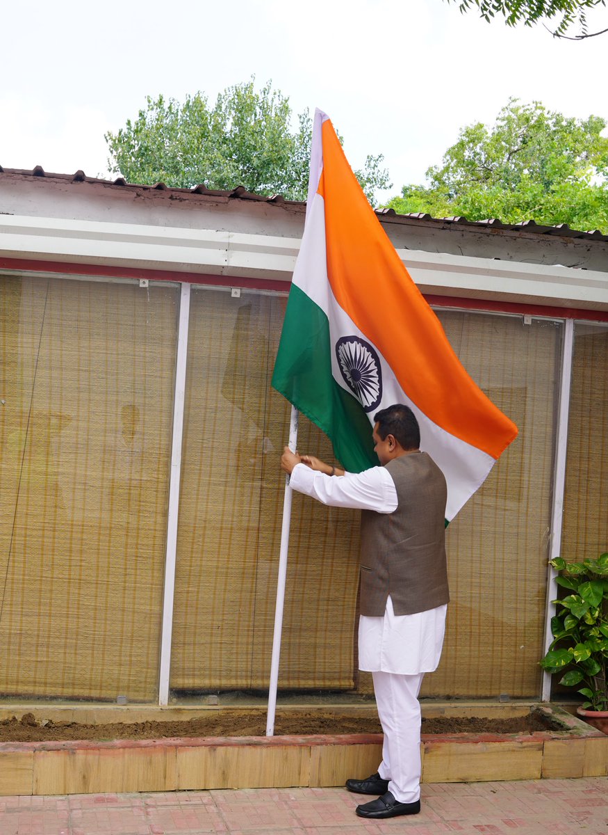 sambitswaraj's tweet photo. आइए आजादी का अमृत महोत्सव मनाएं,
हर शहर, हर गांव, हर घर तिरंगा फहराएं।

प्रधानमंत्री श्री @narendramodi जी के आव्हान पर 13 अगस्त से 15 अगस्त तक #HarGharTiranga अभियान के तहत अपने घरों पर तिरंगा फहरा कर राष्ट्र के प्रति अपने सम्मान की अभिव्यक्ति करें और अमृत महोत्सव का अंग बनें। https://t.co/IRliBZImea