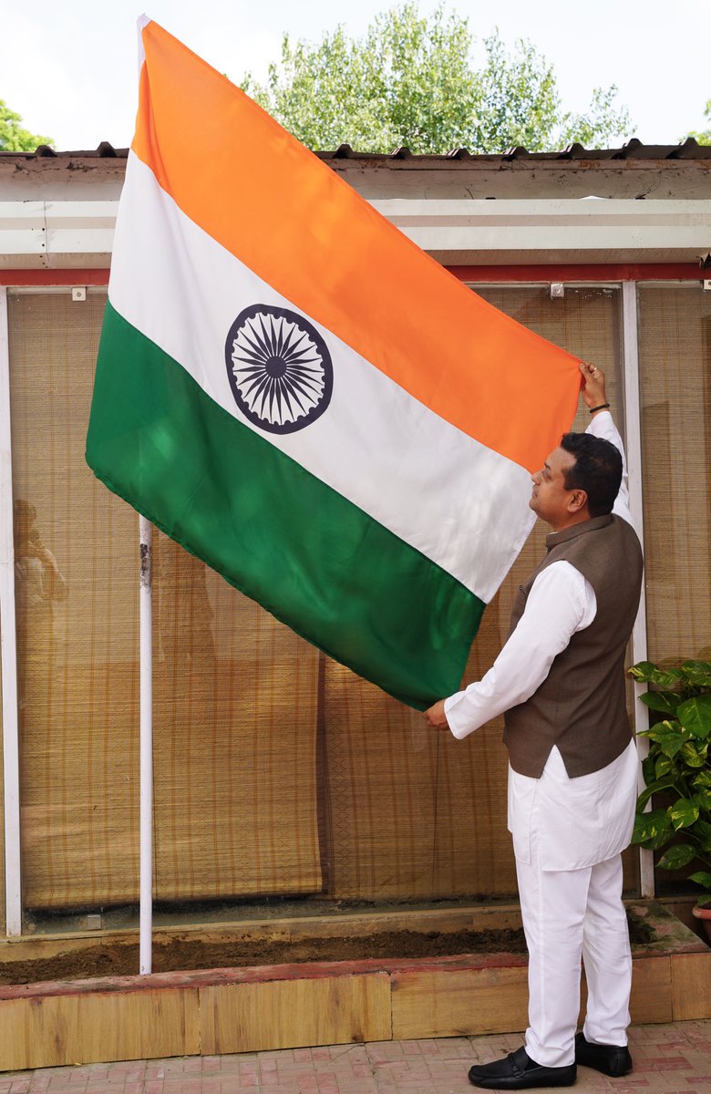 sambitswaraj's tweet photo. आइए आजादी का अमृत महोत्सव मनाएं,
हर शहर, हर गांव, हर घर तिरंगा फहराएं।

प्रधानमंत्री श्री @narendramodi जी के आव्हान पर 13 अगस्त से 15 अगस्त तक #HarGharTiranga अभियान के तहत अपने घरों पर तिरंगा फहरा कर राष्ट्र के प्रति अपने सम्मान की अभिव्यक्ति करें और अमृत महोत्सव का अंग बनें। https://t.co/IRliBZImea