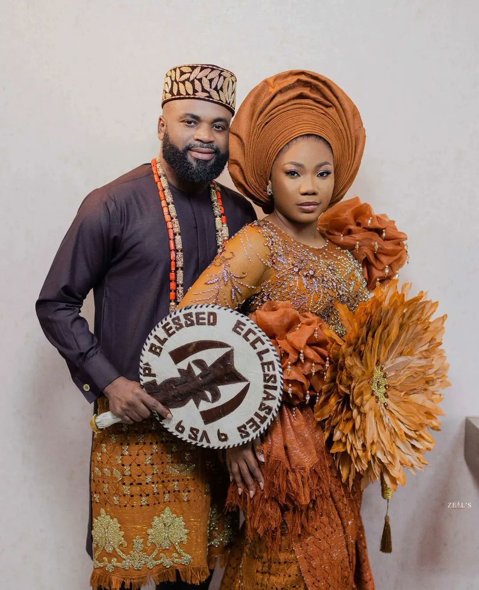 legitngnews's tweet photo. This love o na serious love nwantintin!
Gospel artist, Mercy Chinwo and Pastor Blessed shared photos from their traditional wedding ceremony.
They look so beautiful🥰🥰
📸: zealsphotography mercychinwo (Instagram)
#legitng #legitposts #mercychinwo #pastorblessed https://t.co/OV9O6geqHR