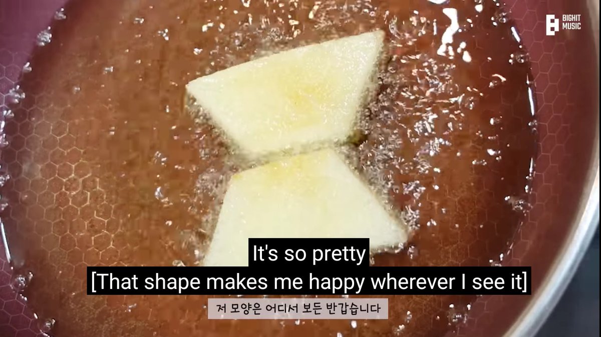 wangteaco's tweet photo. "that shape makes me happy whenever i see it" ㅡ 220813, Kim Seokjin In his vlog 😭 https://t.co/4icUIklXzV