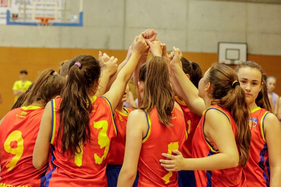 martinencbq's tweet photo. 🏀 El Cadet B femení ja coneix el calendari d'especial de 1r any, on aterra aquesta temporada!

🎁 Debut el 25/9 a @BasquetCornella 
 🏡 Estrena a casa 🆚 @SbdSudBasquet  
🔚 Final de lliga a @CBFCerdanyola 
📅 Calendari complet! 👇
https://t.co/i1iDBAiSVv
#SomMartinenc #BQFCM https://t.co/VqAYj9PkbZ