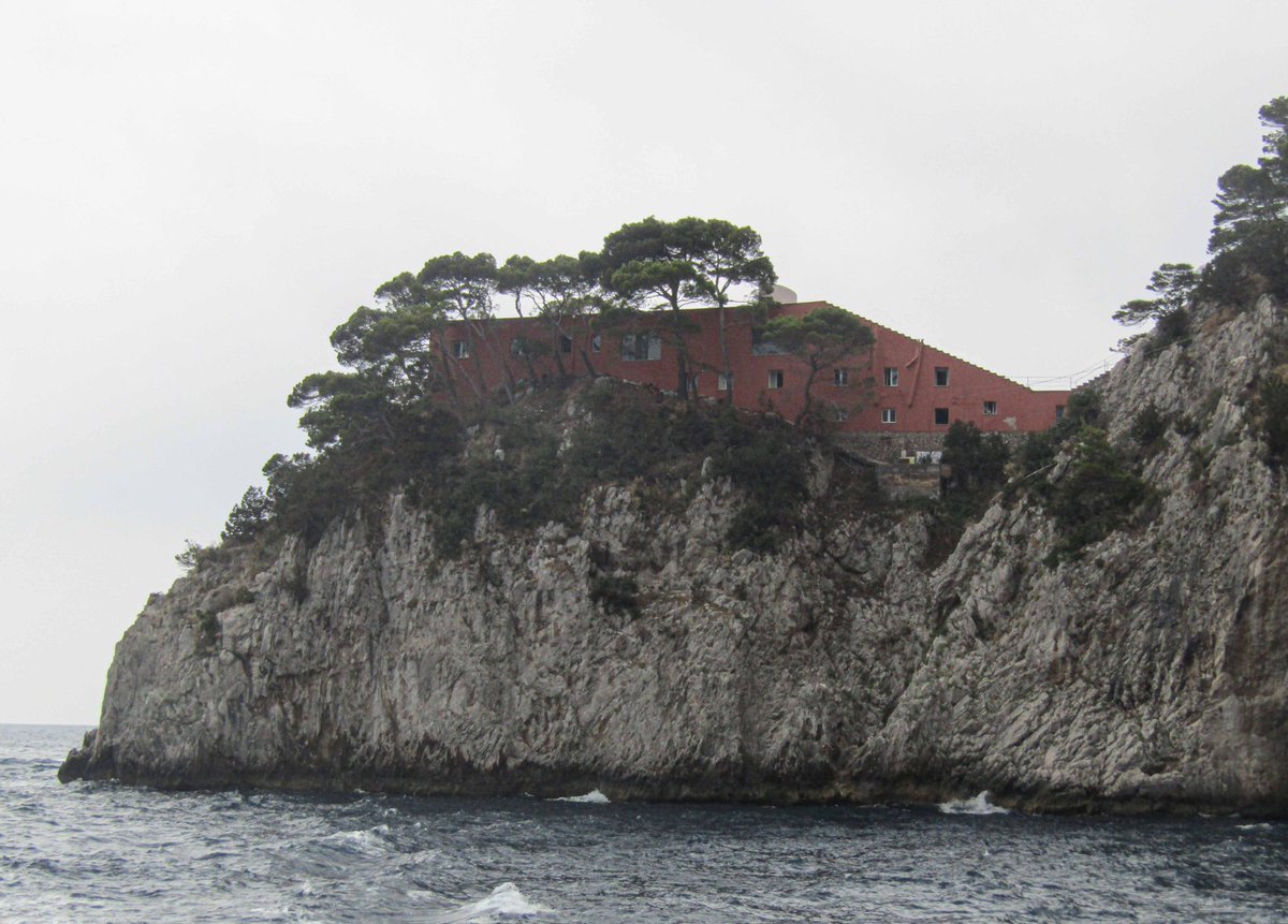 ManuelRevilla57's tweet photo. Estas fotos de la Casa Malaparte, Adalberto Libera, 1938, son del pasado verano, me hizo mucha ilusión estar en Capri y verla desde un barco de recreo.

#100x100masterhouses
📷 #MRevilla https://t.co/qsFi2XOc5V