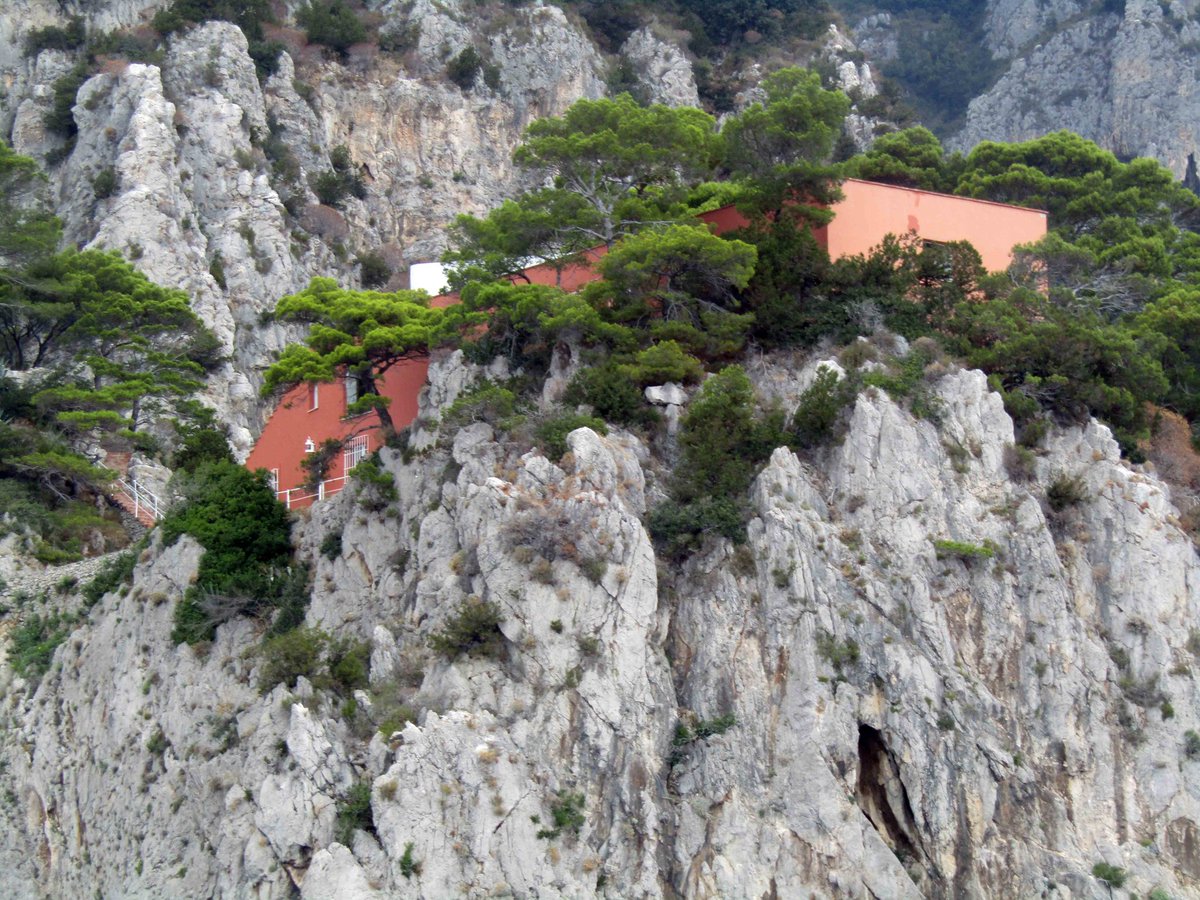 ManuelRevilla57's tweet photo. Estas fotos de la Casa Malaparte, Adalberto Libera, 1938, son del pasado verano, me hizo mucha ilusión estar en Capri y verla desde un barco de recreo.

#100x100masterhouses
📷 #MRevilla https://t.co/qsFi2XOc5V
