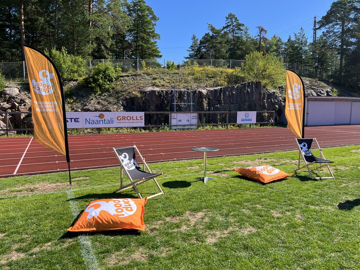 foodduck_fin's tweet photo. VEEGEE festarit alkamassa Naantalissa 🐥💛🖤 #Naantali @NaantaliK #VG62 https://t.co/YKnZDpkPdz