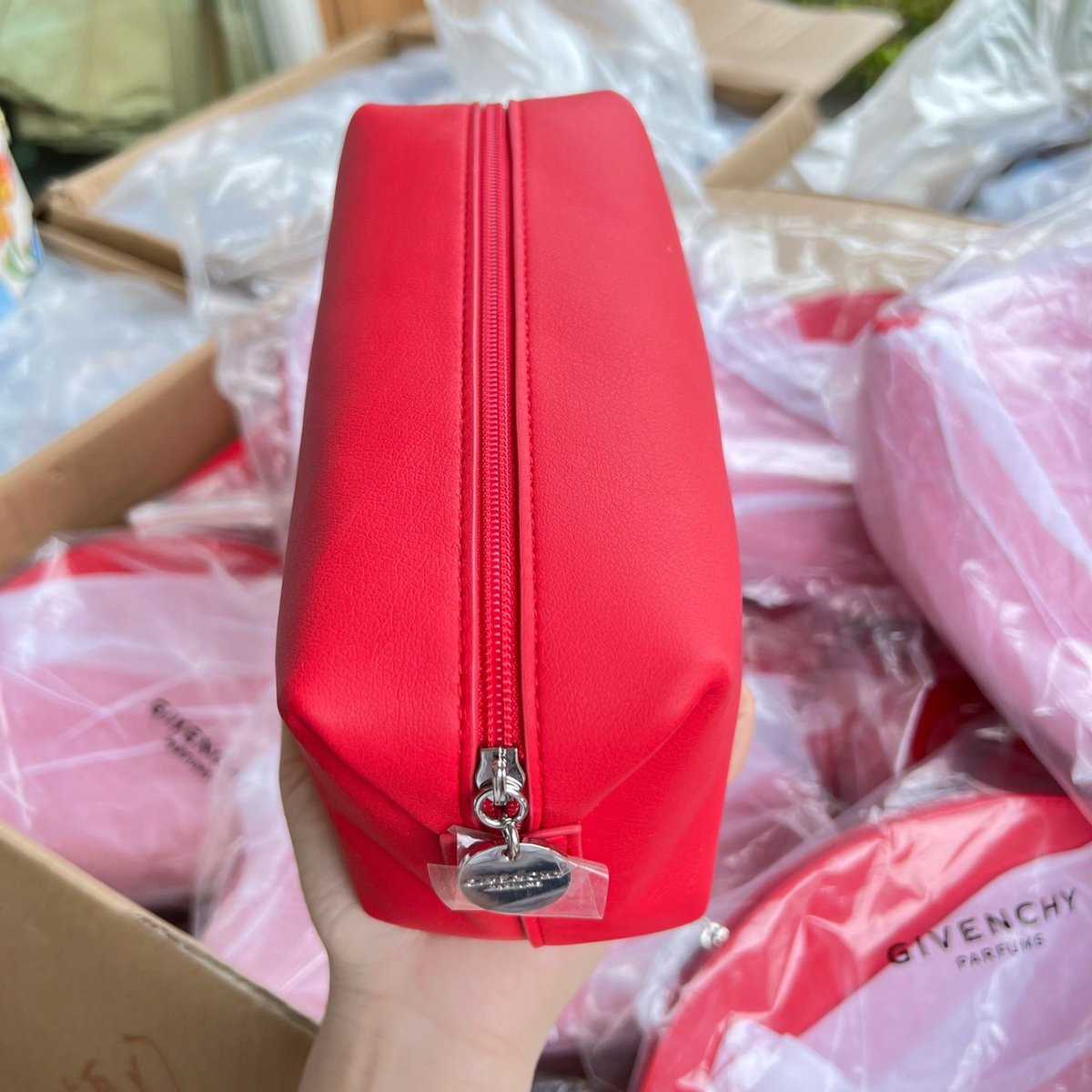 ALLSALESHOP94's tweet photo. พร้อมส่ง Givenchy Cosmetic Bag ทรงสี่เหลี่ยม ทรงคลาสสิค
💰ราคา 450 ส่งฟรี
หนัง PU เนื้อนิ่ม ปักฉลุ Logo ด้านหน้า 
อะไหล่ปั๊มชื่อแบรนด์  แต่งลูกเล่นเล็กๆ ด้านข้าง ขนาดกระเป๋า 13cm x 19cm x 9cm 

สนใจเมนชั่นใต้ข้อความเลยค่ะ

#ชี้เป้าโปรถูก #ชี้เป้าของถูก https://t.co/qfIZlzpkOl