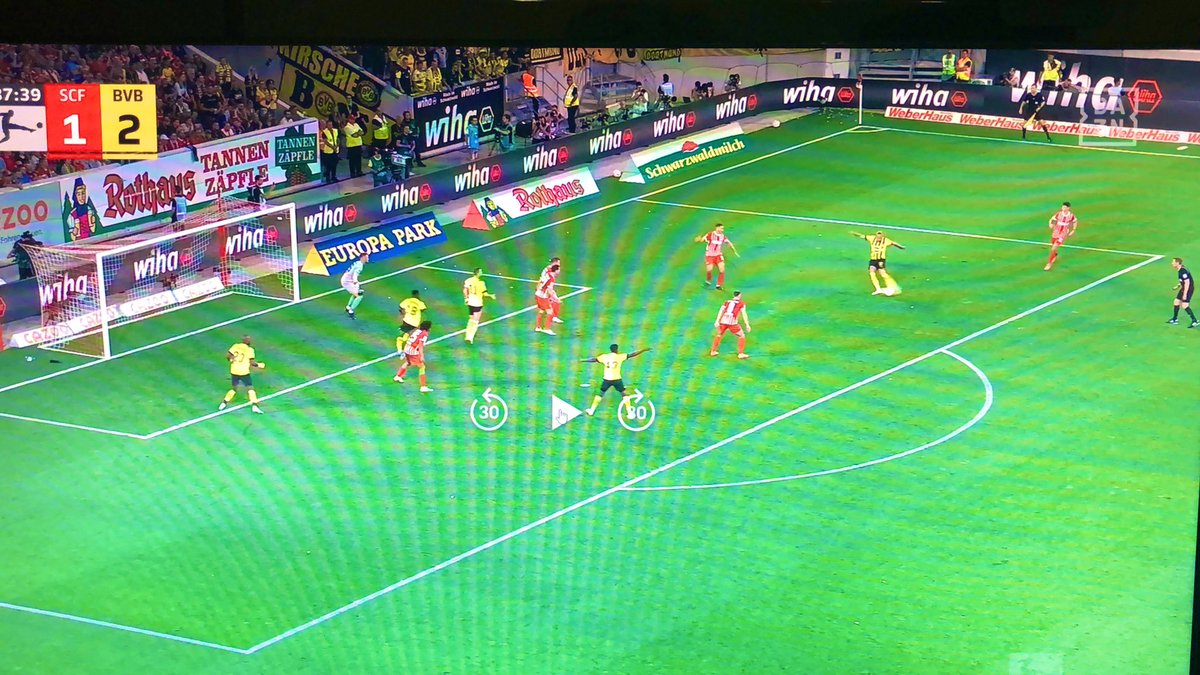 Zum 3:1 bei #SCFBVB: Bei Wolfs Torschuss ist Moukoko (links) im Abseits. Als sich der Ball dem Tor nähert, läuft Moukoko auf ihn und Torwart Flekken zu (siehe verlinkter Tweet). Die Frage ist: Muss diese Abseitsstellung als strafbar bewertet werden? (1/4)
x.com/hammelbein84/s…